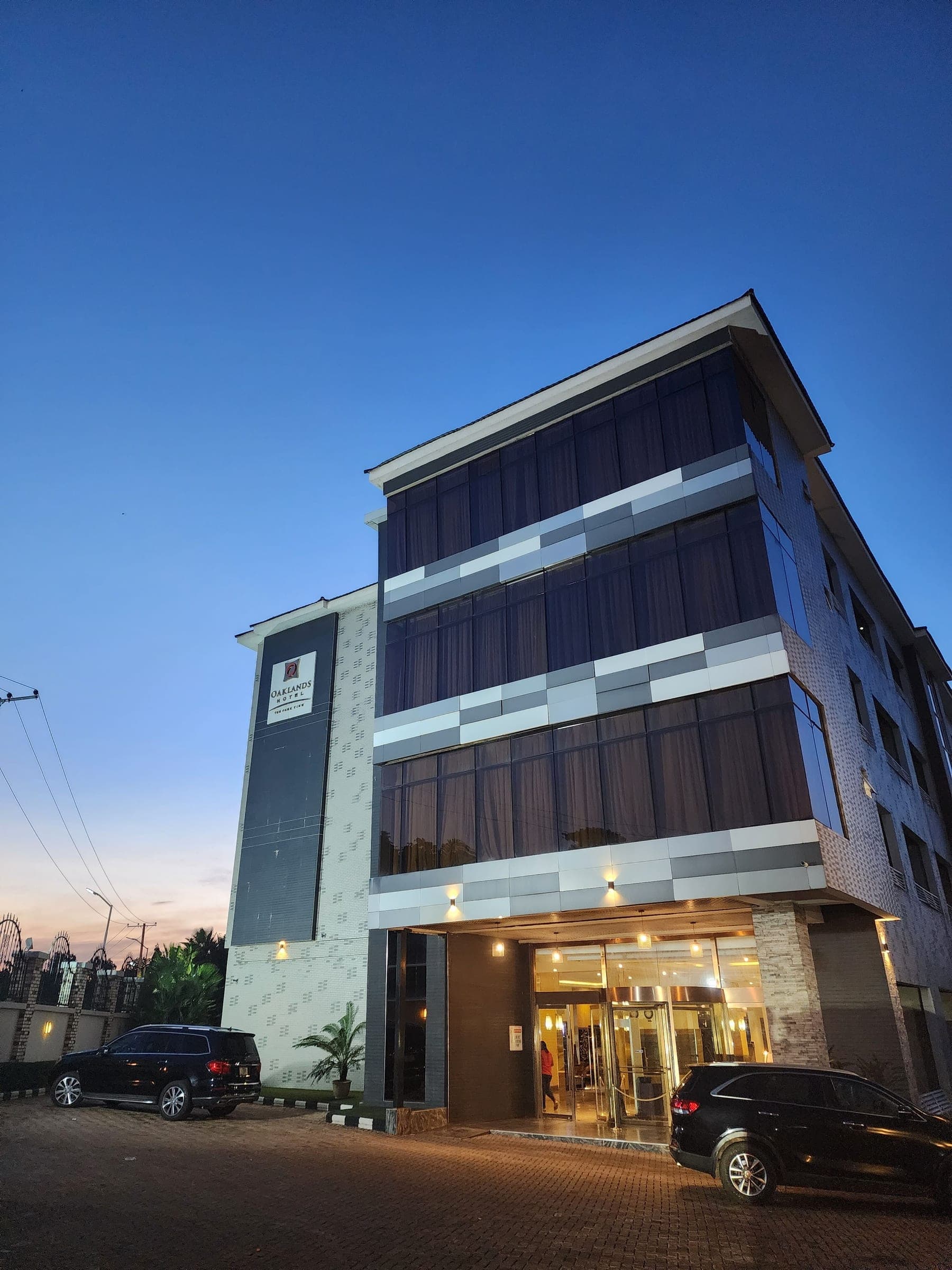 The Oaklands Hotel frontage on Tunnel Crossing Road at dusk